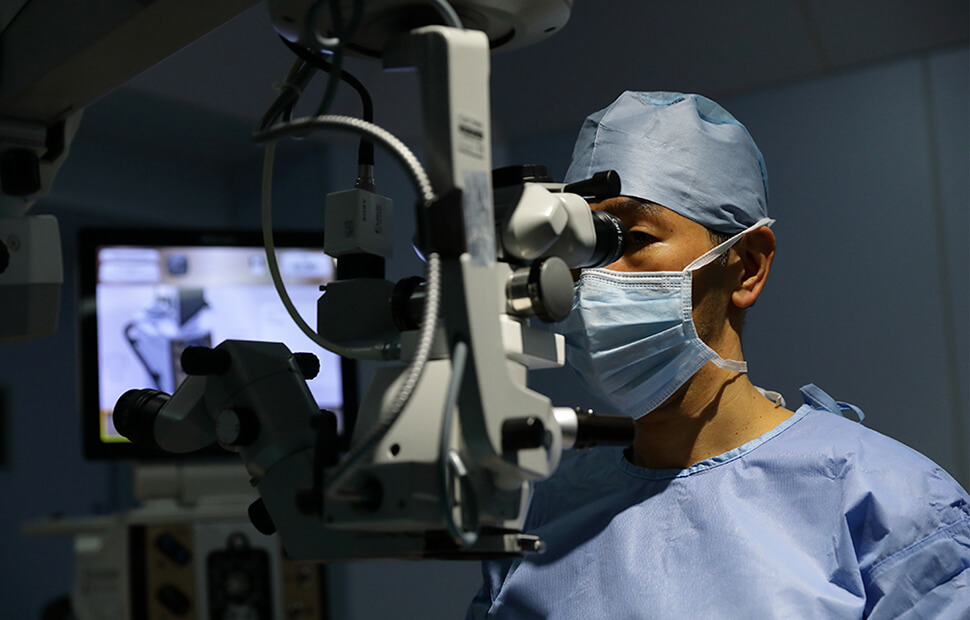 日本人医師で初のレーザー白内障手術4,000症例