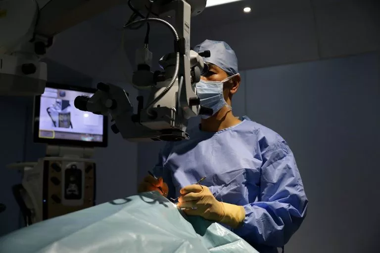 大宮七里眼科院長は両親の白内障手術を執刀