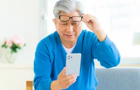 スマホを遠ざけて見る様子