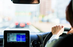 運転中のカーナビ