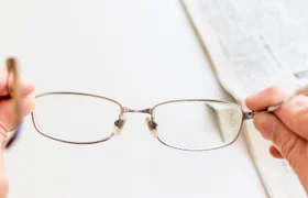 手に持った老眼鏡