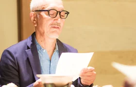 室内で新聞を読む様子