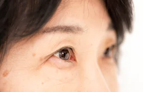 女性の目元