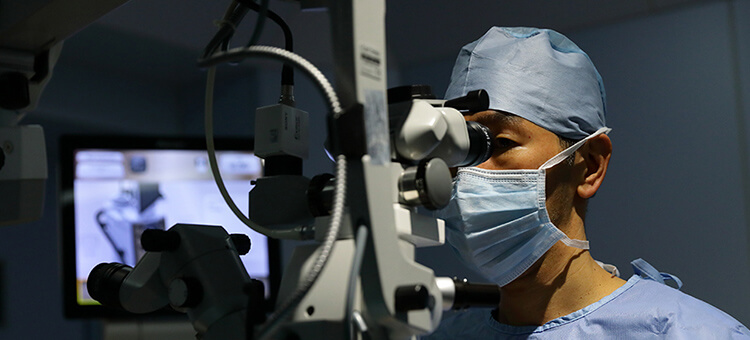 日本人医師で初のレーザー白内障手術4,000症例