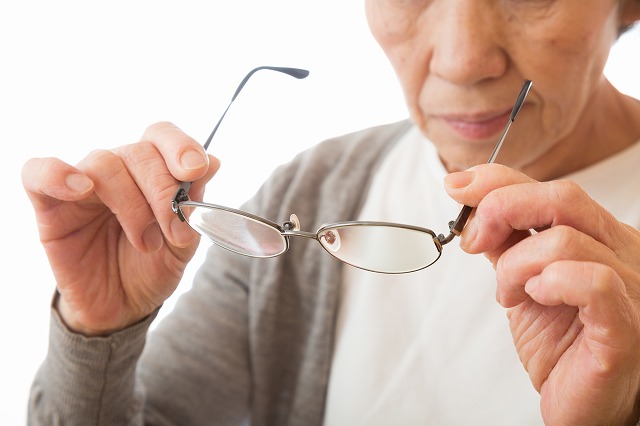 メガネでは老眼の不便さを完全には解決できない